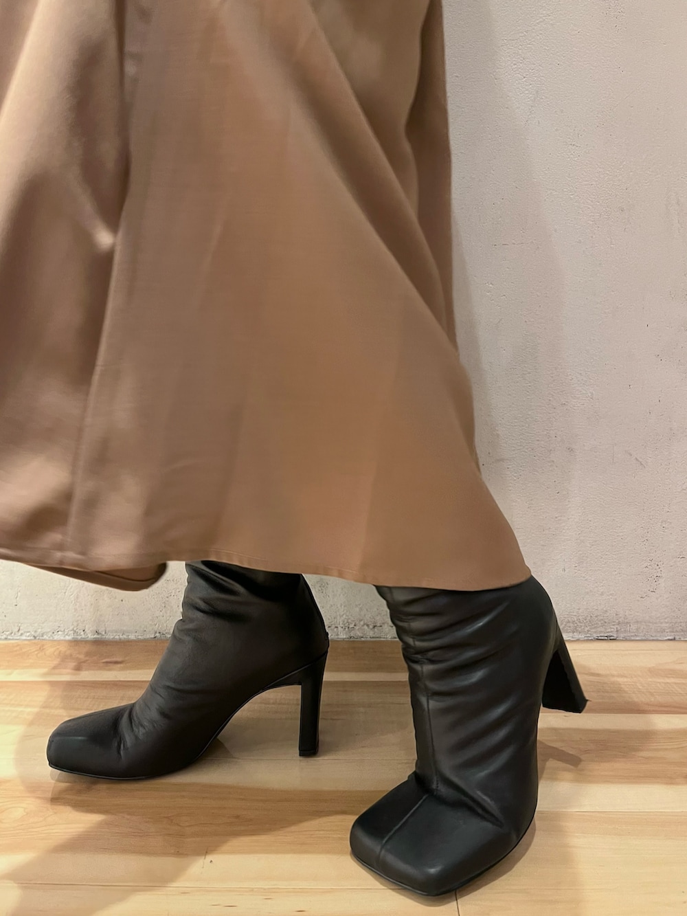 ベージュ系のワンピース、ブラック系のブーツ、ブラック系のキャップを着用したレディースの夏コーディネートの10枚目の写真