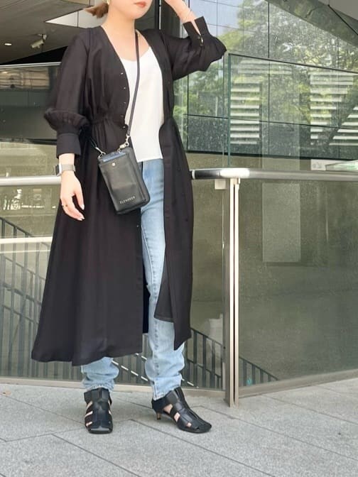 ホワイト系のキャミソール、ブラック系のワンピースを着用したレディースの春コーディネートの3枚目の写真