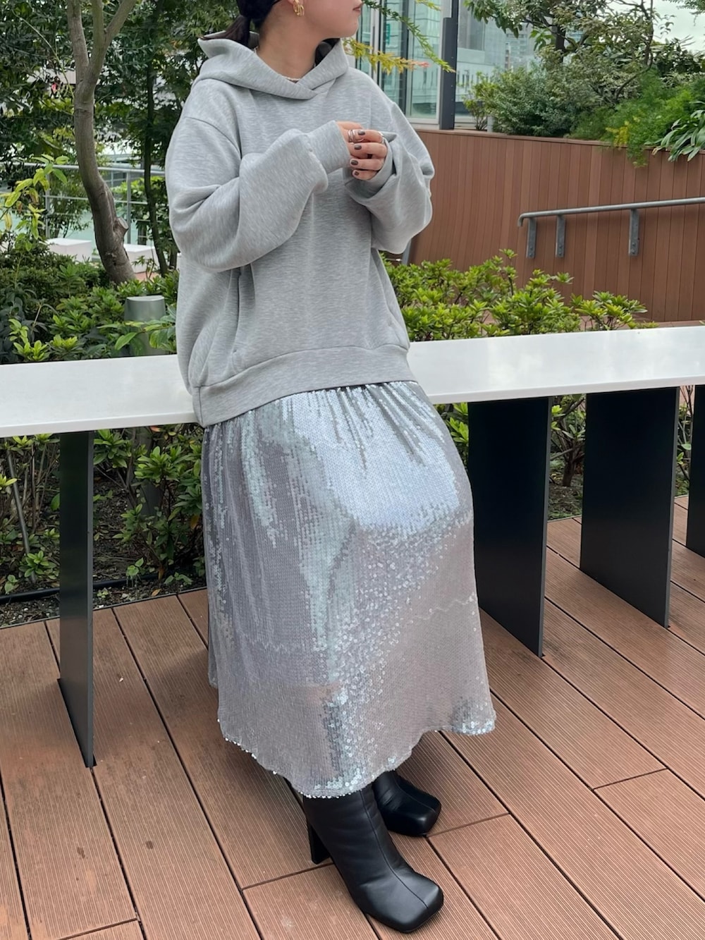 グレー系のワンピース、ブラック系のブーツを着用したレディースの秋コーディネートの5枚目の写真