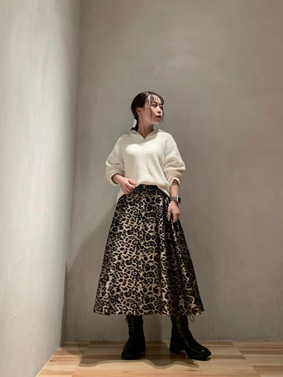 その他のスカート、ブラック系のブーツ、ホワイト系のニット/セーターを着用したレディースの秋コーディネートの3枚目の写真