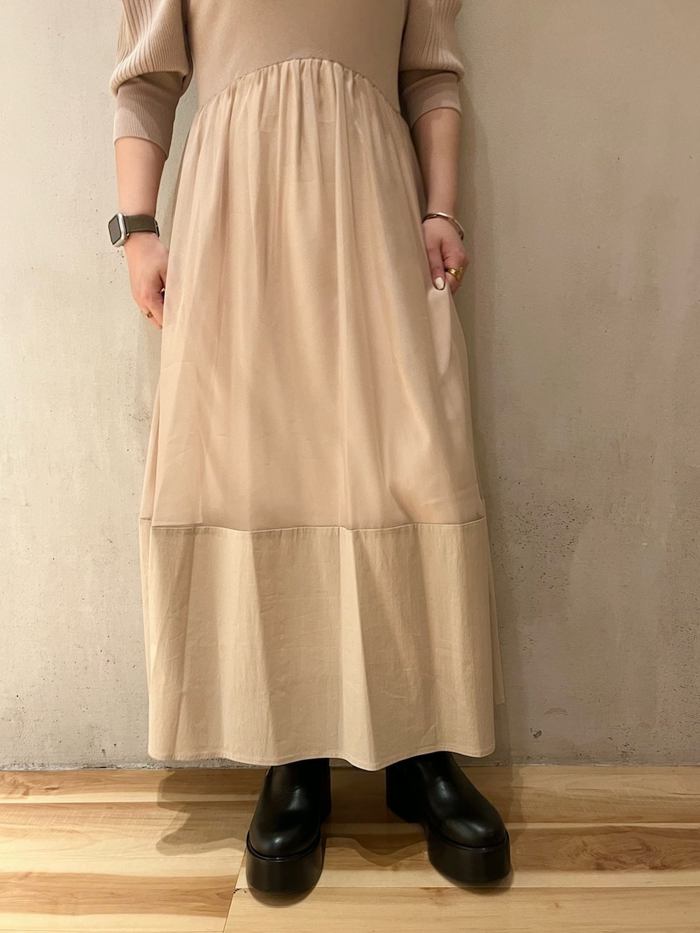 ベージュ系のワンピース、シルバー系のネックレスを着用したレディースの春コーディネートの7枚目の写真