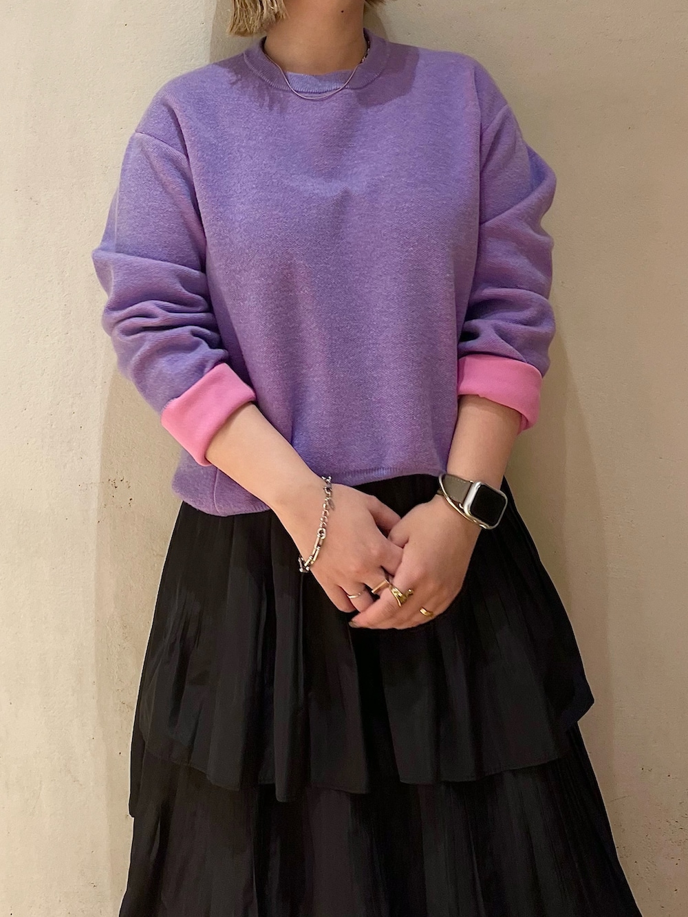 ホワイト系のダウンジャケット/コート、パープル系のニット/セーター、ブラック系のスカートを着用したレディースの夏コーディネートの8枚目の写真