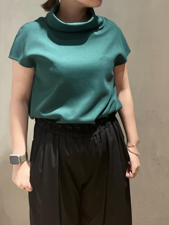 ブラック系のその他パンツ、グリーン系のTシャツ/カットソーを着用したレディースの夏コーディネートの4枚目の写真