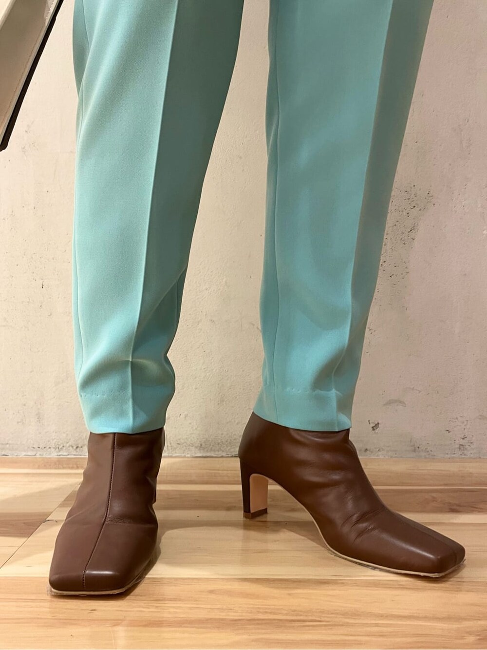 ブルー系のその他パンツ、ベージュ系のショルダーバッグ、ベージュ系のその他アウターを着用したレディースの秋コーディネートの10枚目の写真