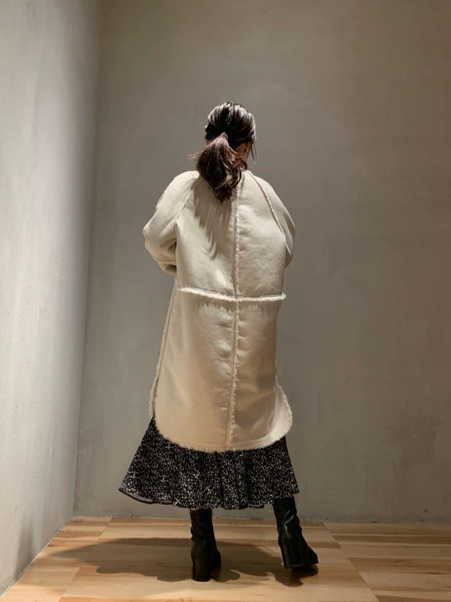 その他のワンピース、ホワイト系のノーカラーコートを着用したレディースの秋コーディネートの4枚目の写真