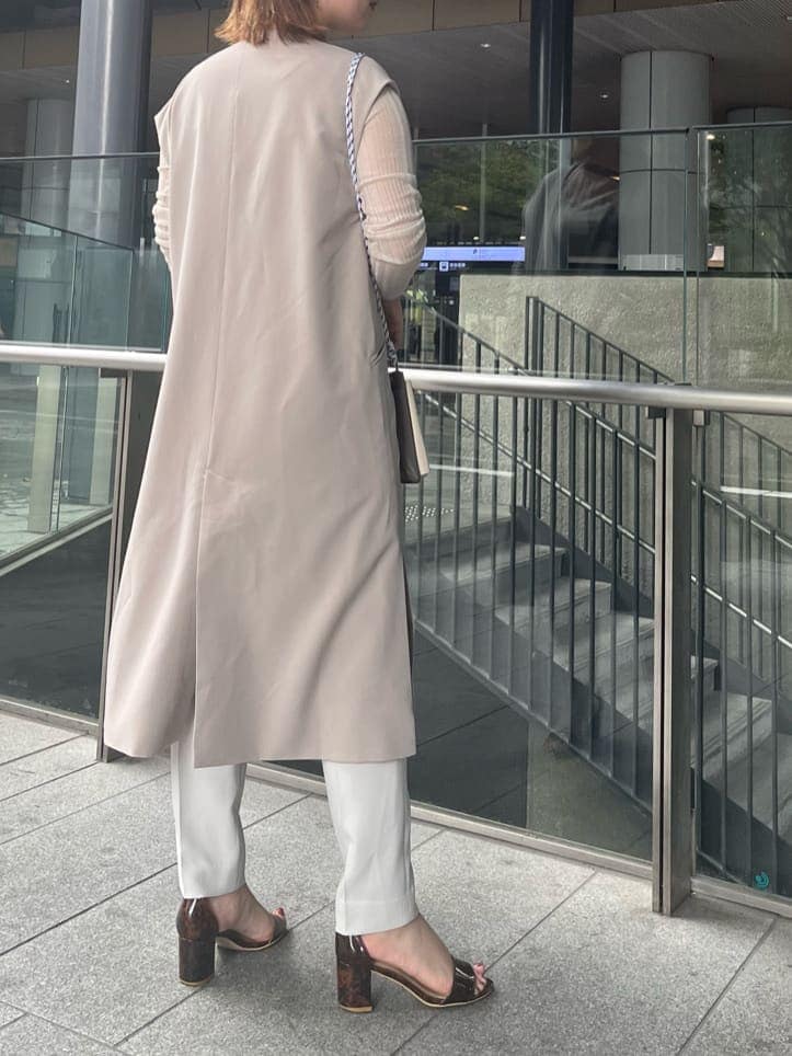 ベージュ系のショルダーバッグ、グレー系のノーカラージャケット、グレー系のその他パンツを着用したレディースの夏コーディネートの3枚目の写真