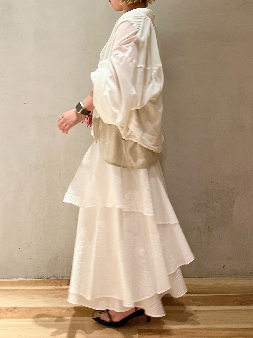 ベージュ系のシャツ/ブラウス、ホワイト系のブルゾン、ゴールド系のネックレスを着用したレディースの夏コーディネートの5枚目の写真