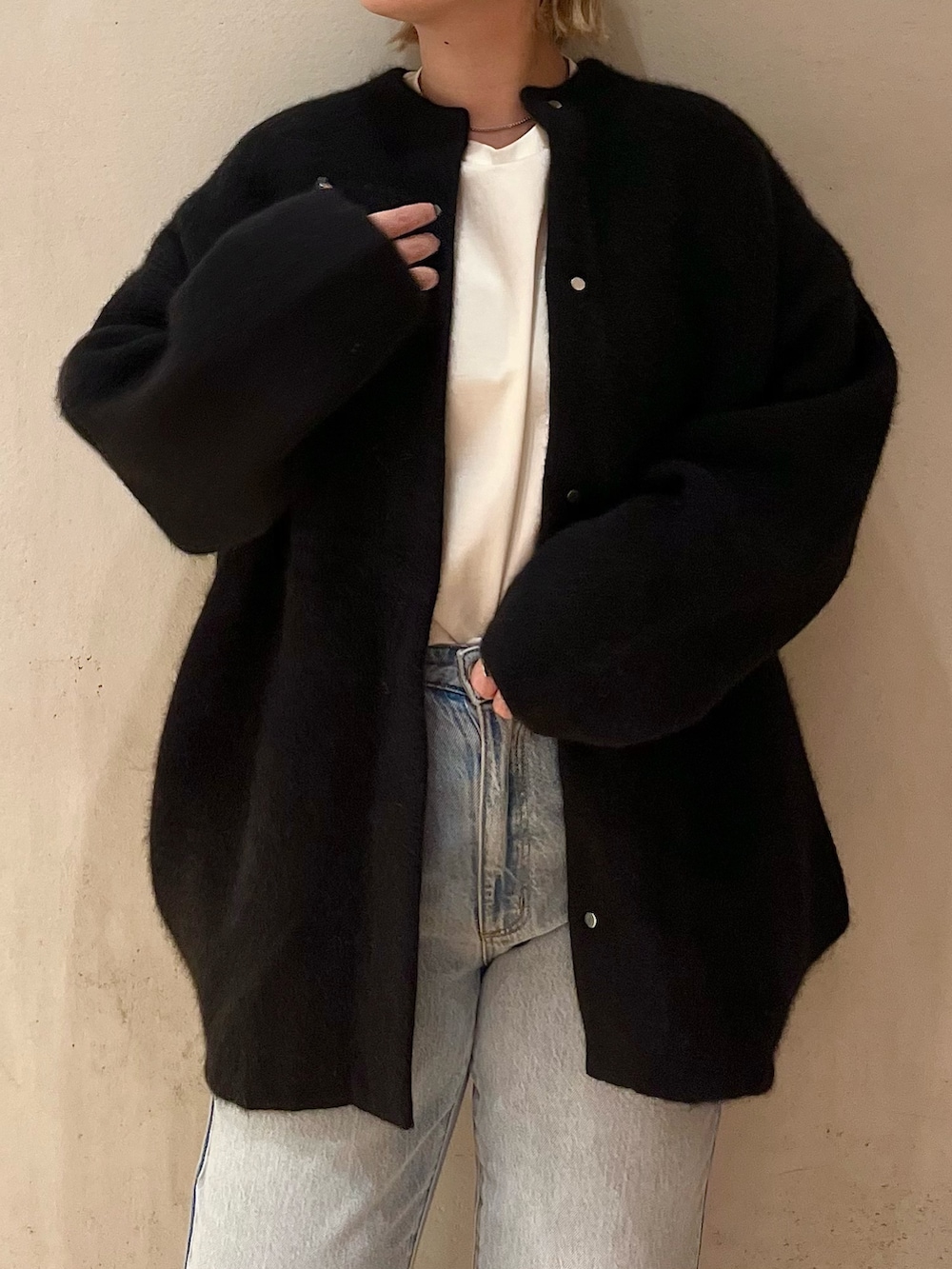 ホワイト系のTシャツ/カットソー、ブラック系のノーカラージャケットを着用したレディースの夏コーディネートの5枚目の写真