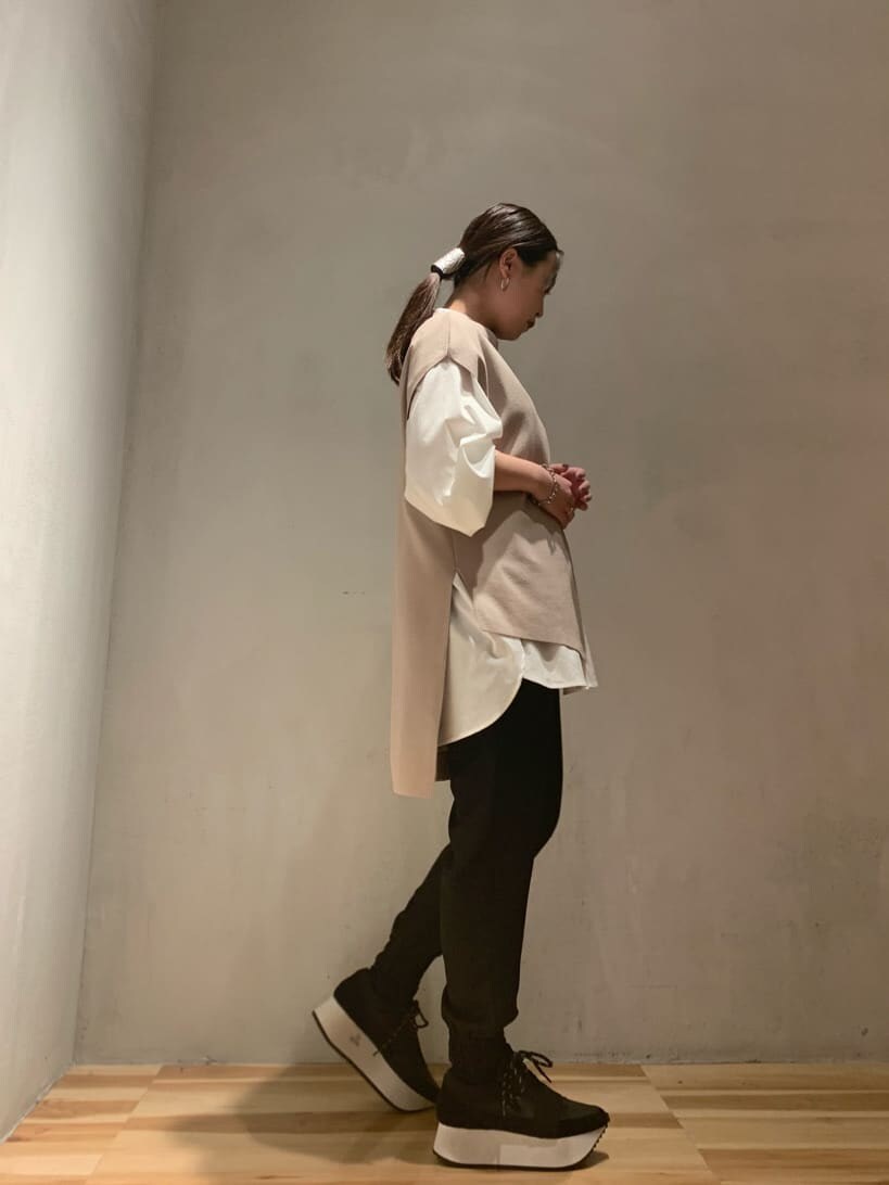 ホワイト系のシャツ/ブラウス、ベージュ系のワンピース、ブラック系のその他パンツを着用したレディースの秋コーディネートの2枚目の写真