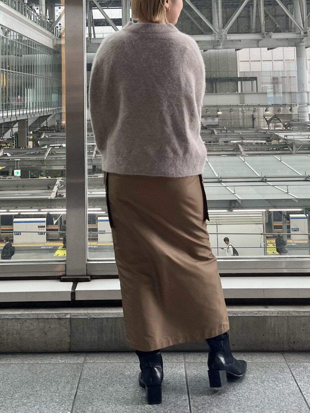 ベージュ系のニット/セーター、ブラウン系のスカートを着用したレディースの秋コーディネートの5枚目の写真