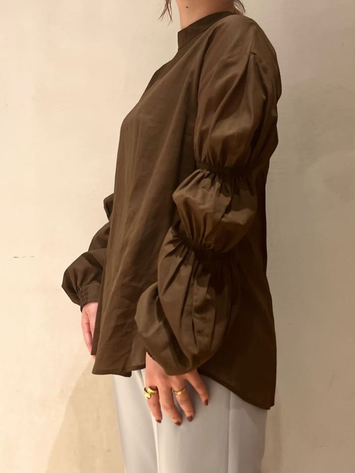 ブルー系のその他パンツ、ブラウン系のシャツ/ブラウスを着用したレディースの夏コーディネートの5枚目の写真