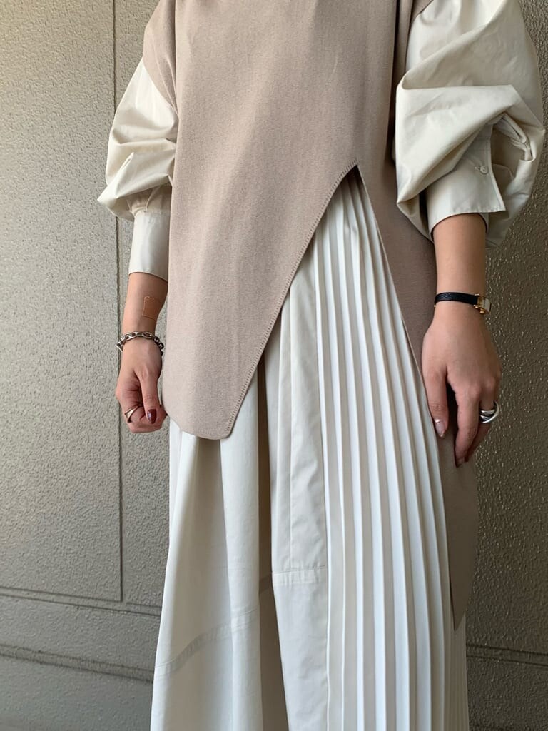 ベージュ系のワンピース、ブラック系のブーツを着用したレディースの秋コーディネートの4枚目の写真