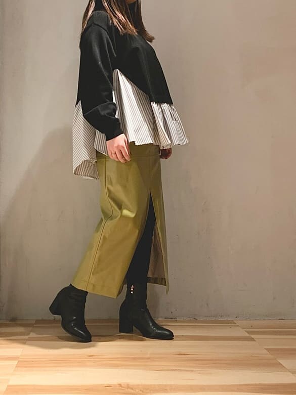 ベージュ系のスカート、その他のニット/セーターを着用したレディースの冬コーディネートの3枚目の写真