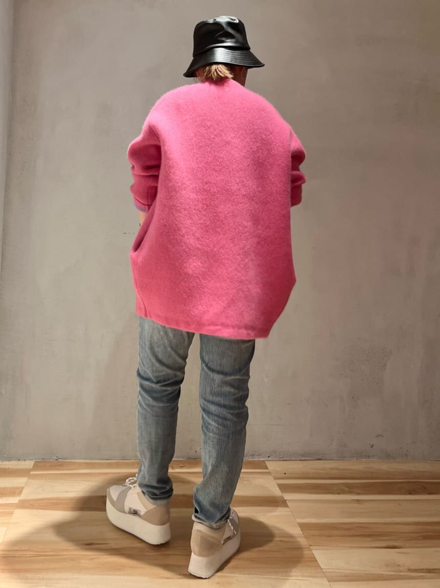 ブルー系のデニムパンツ、ピンク系のカーディガン/ボレロ、ブラウン系のスニーカーを着用したレディースの夏コーディネートの3枚目の写真