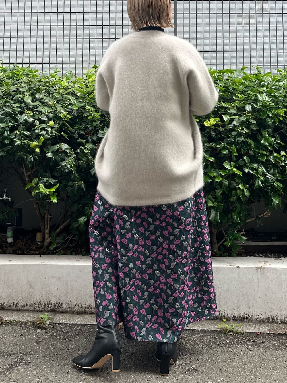 ホワイト系のノーカラージャケット、グリーン系のスカート、ブラック系のブーツを着用したレディースの夏コーディネートの3枚目の写真