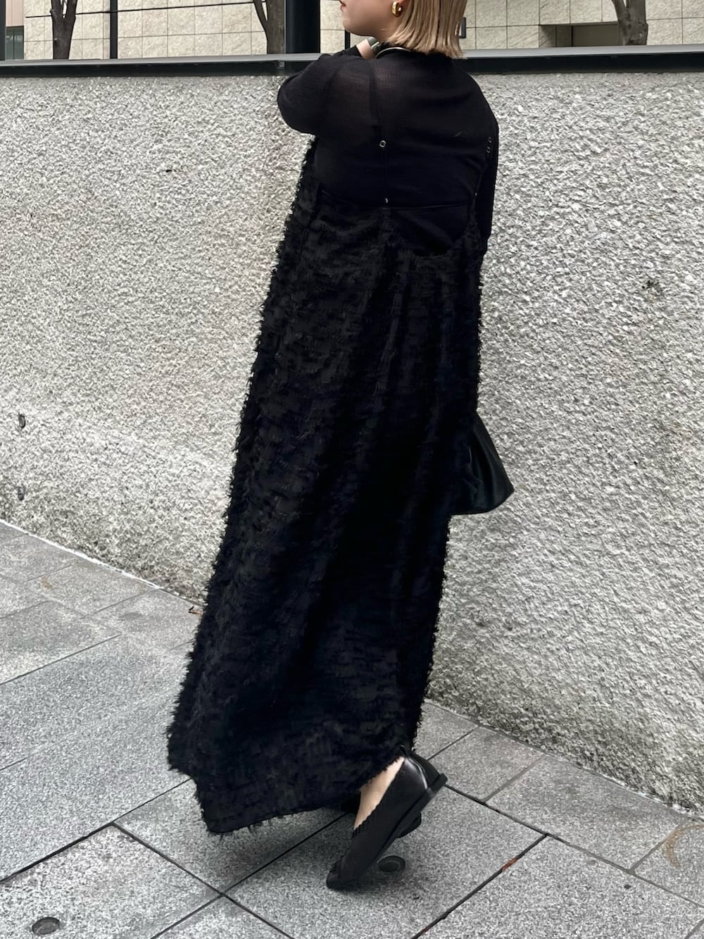 ブラック系のテーラードジャケット、ブラック系のニット/セーター、ブラック系のワンピースを着用したレディースの冬コーディネートの8枚目の写真