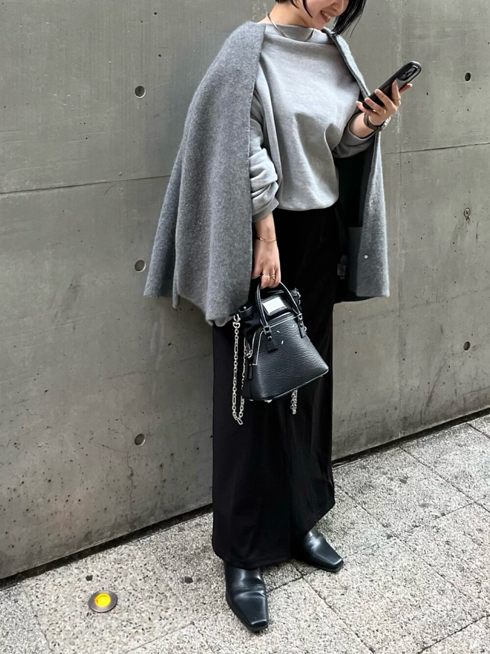 グレー系のノーカラージャケット、グレー系のカーディガン/ボレロを着用したレディースの冬コーディネートの3枚目の写真