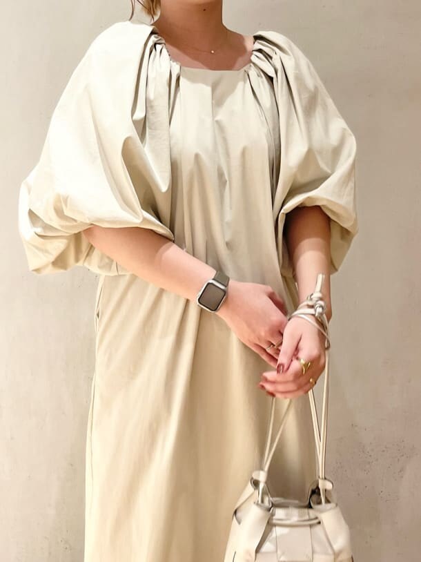 ベージュ系のワンピース、ブラウン系のブーツを着用したレディースの夏コーディネートの4枚目の写真