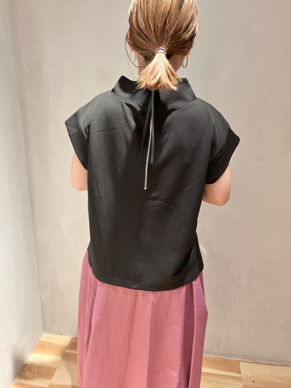 ブラック系のサンダル、ブラック系のTシャツ/カットソー、ピンク系のスカートを着用したレディースの夏コーディネートの3枚目の写真