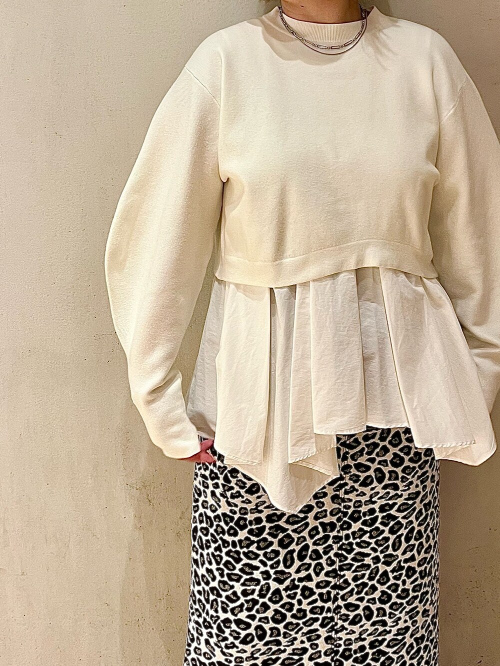 ホワイト系のスカート、ホワイト系のニット/セーター、ブラック系のショルダーバッグを着用したレディースの秋コーディネートの5枚目の写真