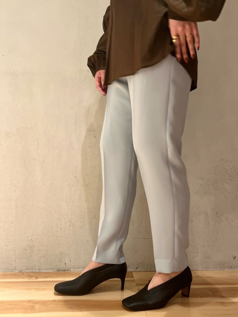 ブルー系のその他パンツ、ブラウン系のシャツ/ブラウスを着用したレディースの夏コーディネートの7枚目の写真