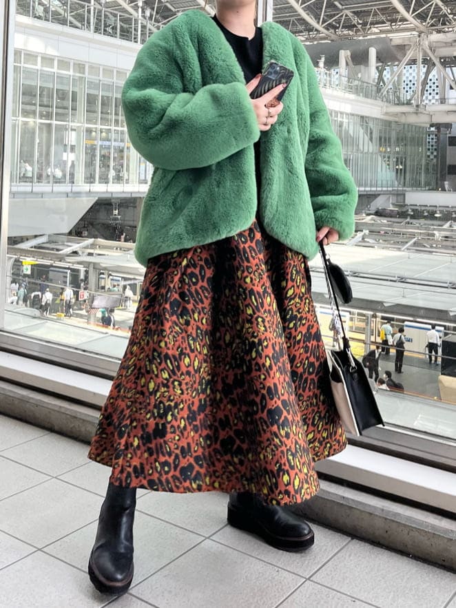 ブラック系のニット/セーター、ホワイト系のショルダーバッグ、グリーン系のノーカラーコートを着用したレディースの夏コーディネートの5枚目の写真