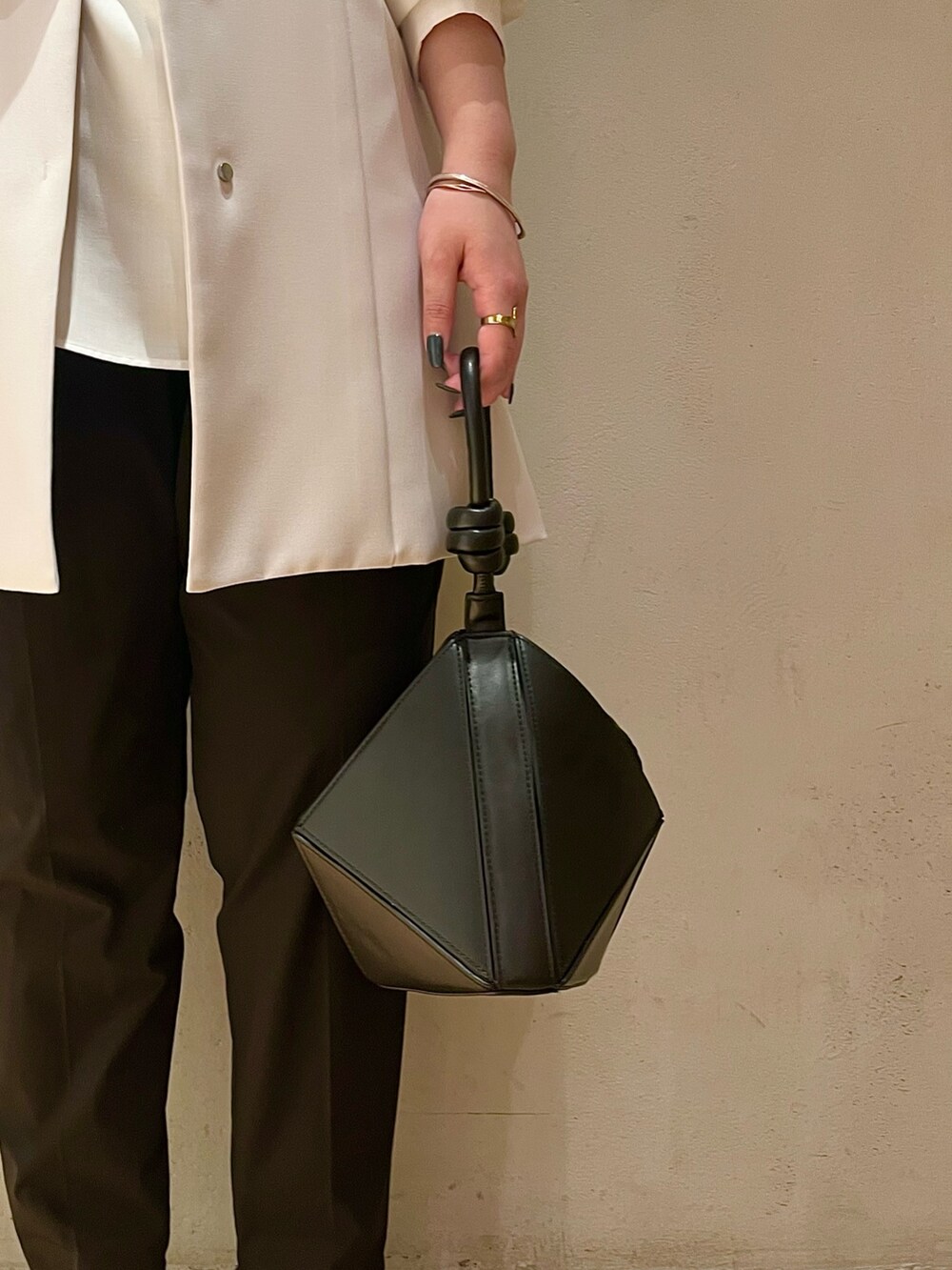 ホワイト系のシャツ/ブラウス、ブラック系のその他パンツ、ブラック系のハンドバッグを着用したレディースの春コーディネートの8枚目の写真