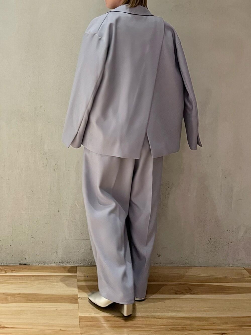 ブルー系のテーラードジャケット、ブルー系のつなぎ/オールインワン、シルバー系のパンプスを着用したレディースの冬コーディネートの2枚目の写真