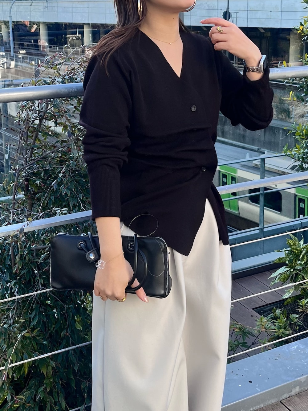 グレー系のその他アウター、ブラウン系のニット/セーター、ホワイト系のその他パンツを着用したレディースの冬コーディネートの6枚目の写真