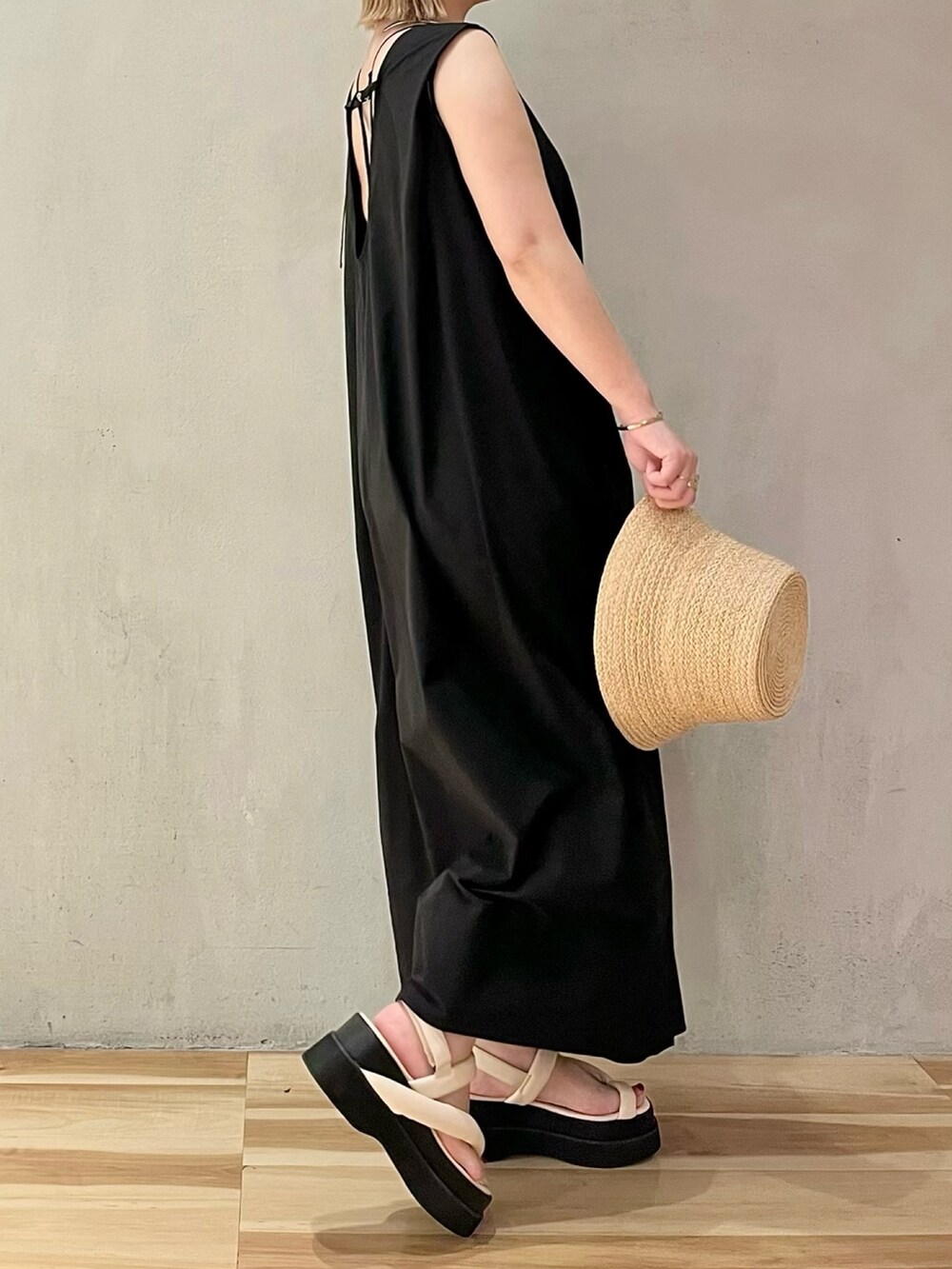 ブラック系のワンピース、ベージュ系のサンダル、ブラック系のキャミソールを着用したレディースの冬コーディネートの2枚目の写真