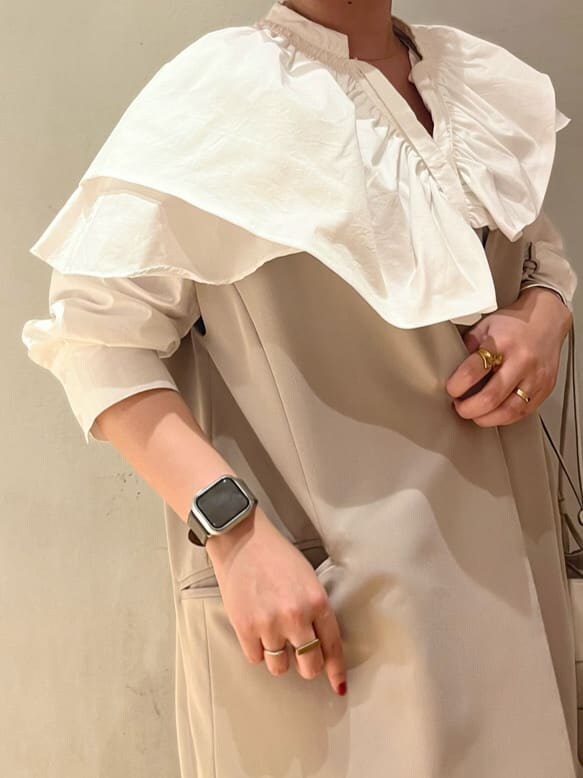 グレー系のノーカラージャケット、ブラック系のその他パンツ、ホワイト系のシャツ/ブラウスを着用したレディースの秋コーディネートの6枚目の写真