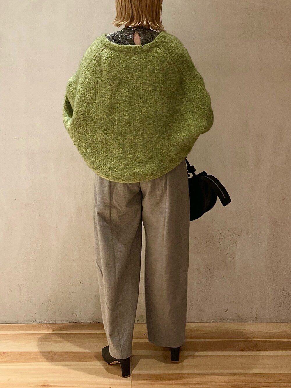 グレー系のその他パンツ、シルバー系のTシャツ/カットソー、ブラック系のハンドバッグを着用したレディースの夏コーディネートの4枚目の写真