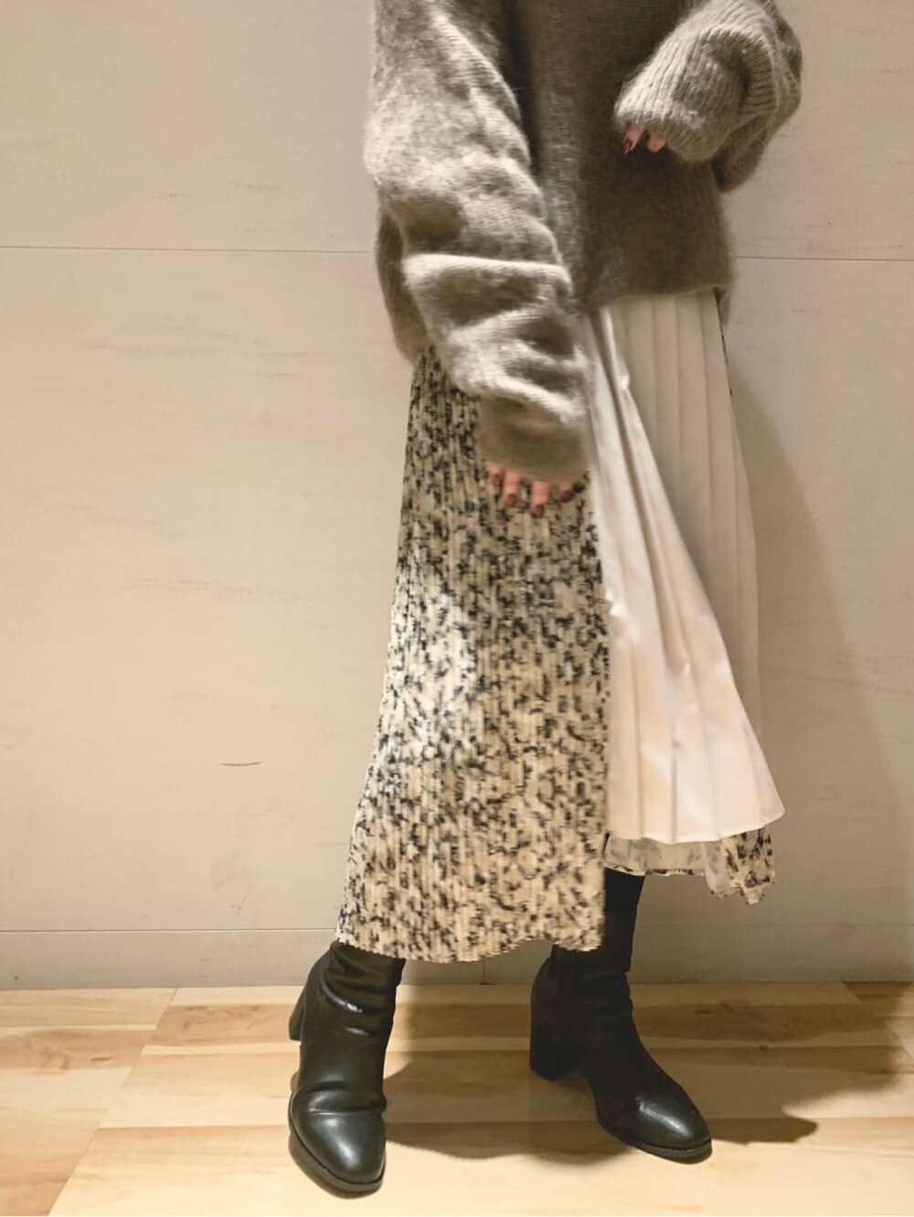 ベージュ系のスカート、ブラウン系のニット/セーターを着用したレディースの冬コーディネートの5枚目の写真