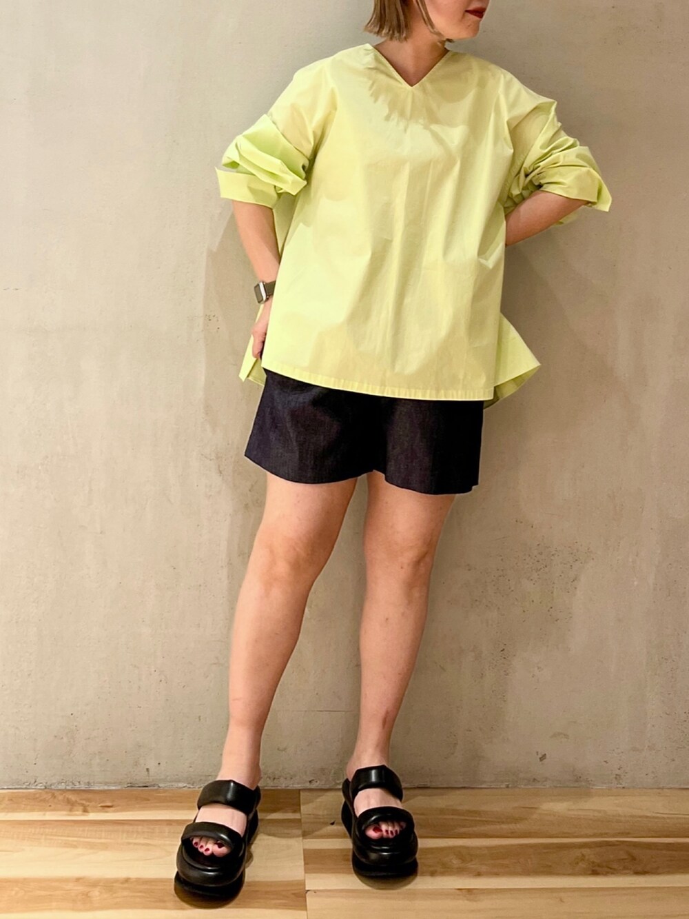 ブルー系のその他パンツ、ブラック系のサンダル、イエロー系のシャツ/ブラウスを着用したレディースの冬コーディネートの4枚目の写真