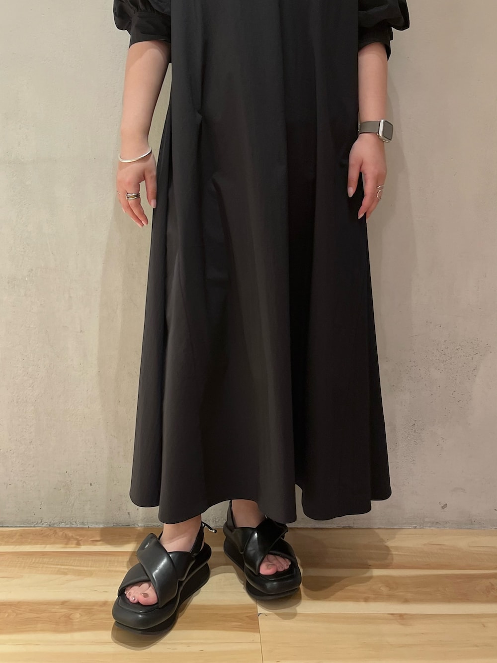 ブラック系のワンピースを着用したレディースの夏コーディネートの8枚目の写真