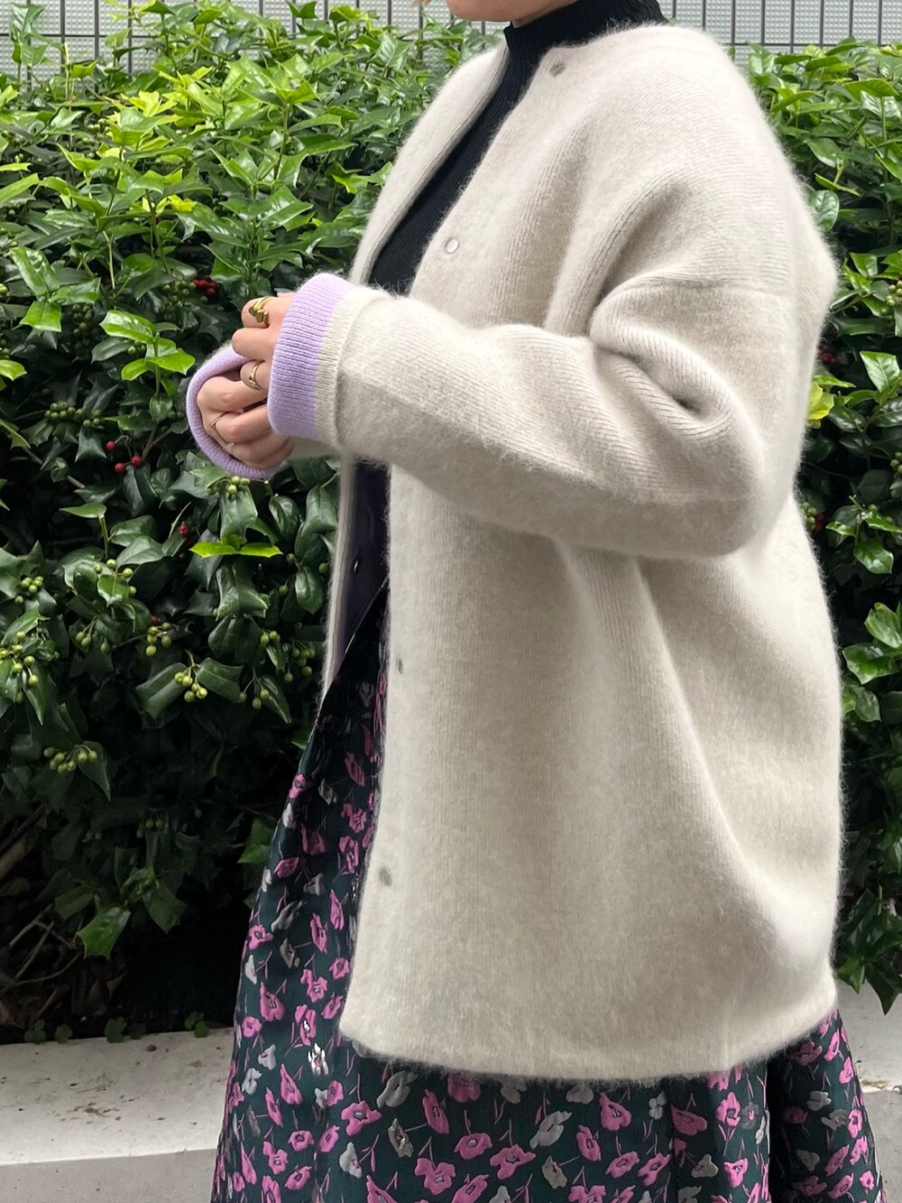 ホワイト系のノーカラージャケット、グリーン系のスカート、ブラック系のブーツを着用したレディースの夏コーディネートの7枚目の写真