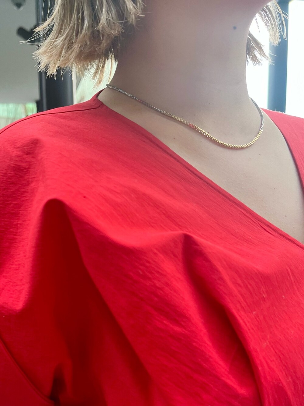 レッド系のワンピース、ホワイト系のハンドバッグ、ホワイト系のサンダルを着用したレディースの冬コーディネートの9枚目の写真