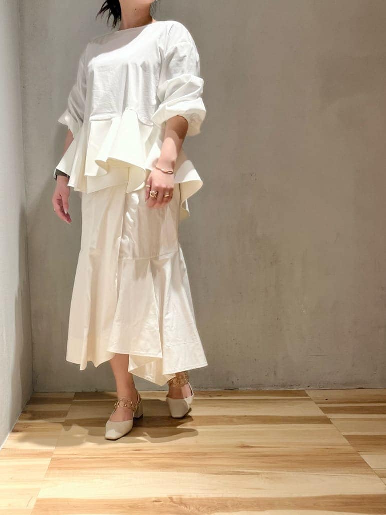 ホワイト系のシャツ/ブラウス、ホワイト系のスカートを着用したレディースの冬コーディネートの3枚目の写真