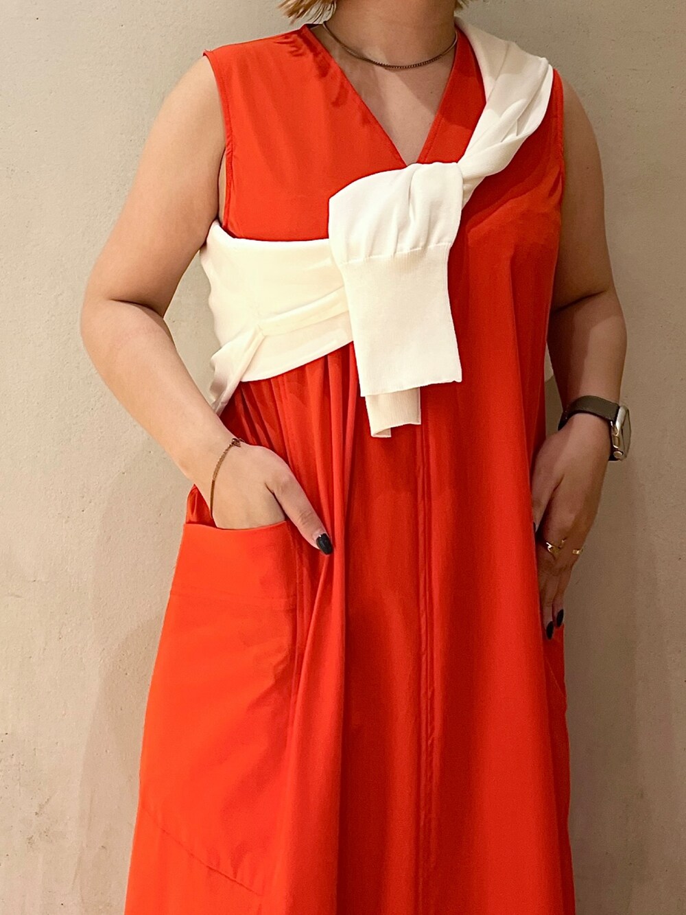 ホワイト系のカーディガン/ボレロ、ブラック系のサンダル、レッド系のワンピースを着用したレディースの夏コーディネートの4枚目の写真