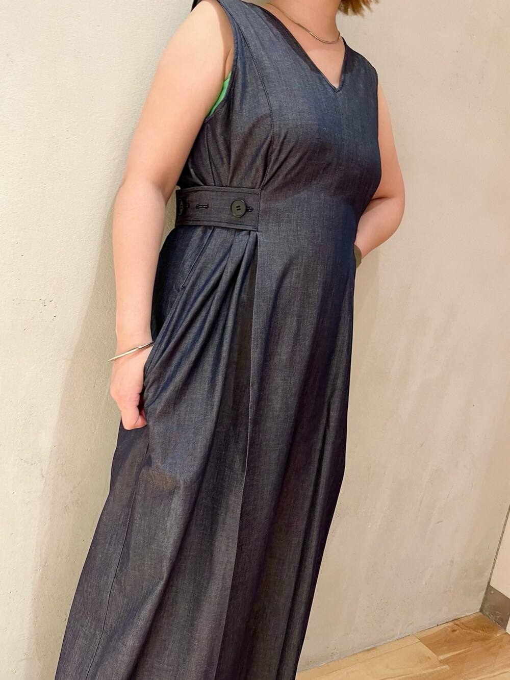 グリーン系のタンクトップ、ブルー系のつなぎ/オールインワン、ブラック系のサンダルを着用したレディースの夏コーディネートの6枚目の写真