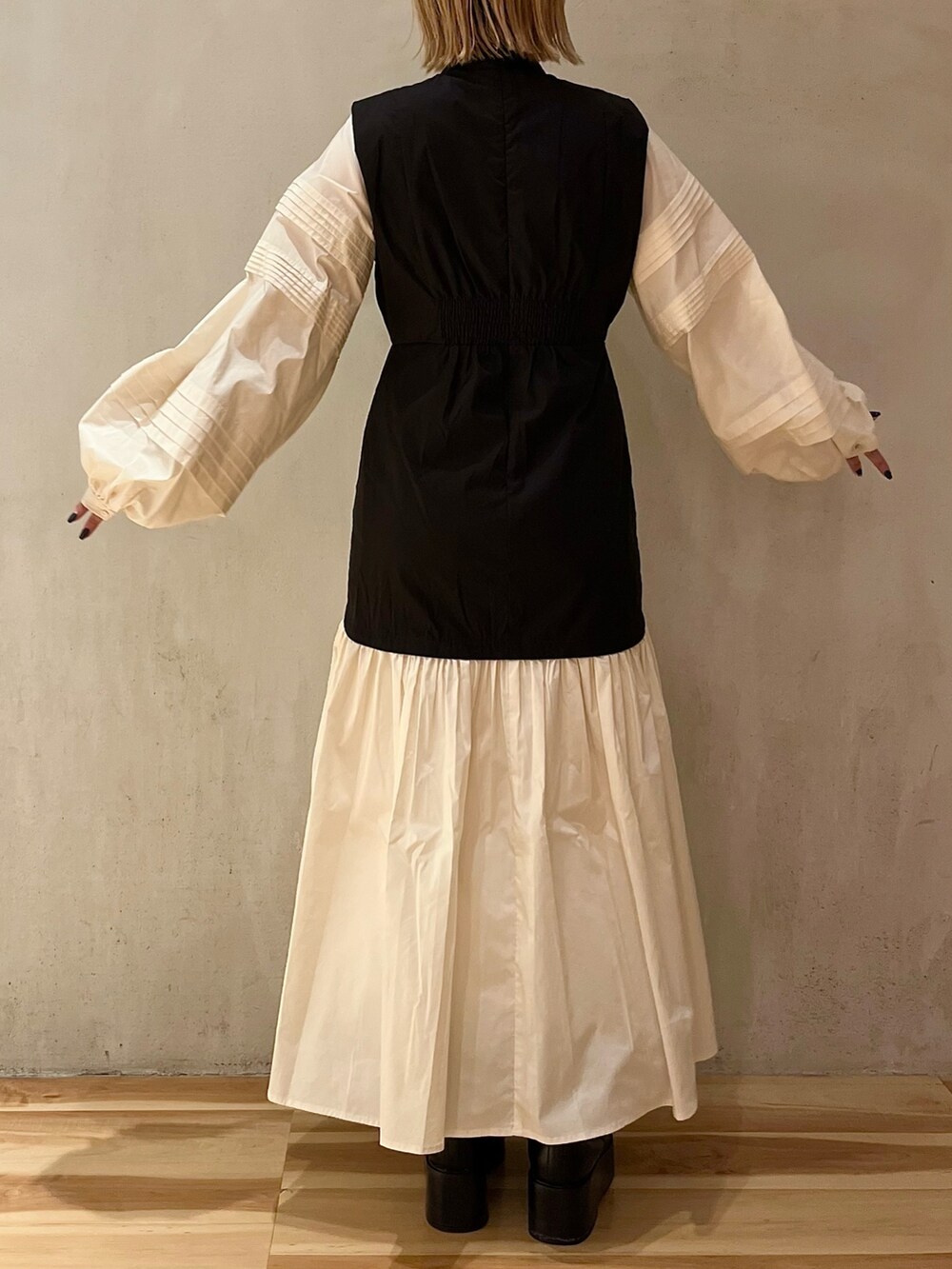 その他のワンピース、ブラック系のブーツを着用したレディースの春コーディネートの4枚目の写真