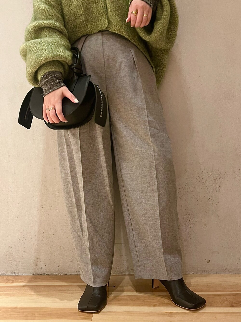 グレー系のその他パンツ、シルバー系のTシャツ/カットソー、ブラック系のハンドバッグを着用したレディースの夏コーディネートの6枚目の写真