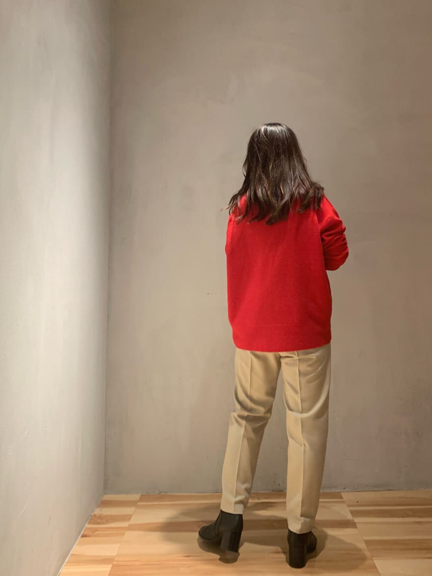 ブラウン系のその他パンツ、レッド系のニット/セーターを着用したレディースの冬コーディネートの3枚目の写真