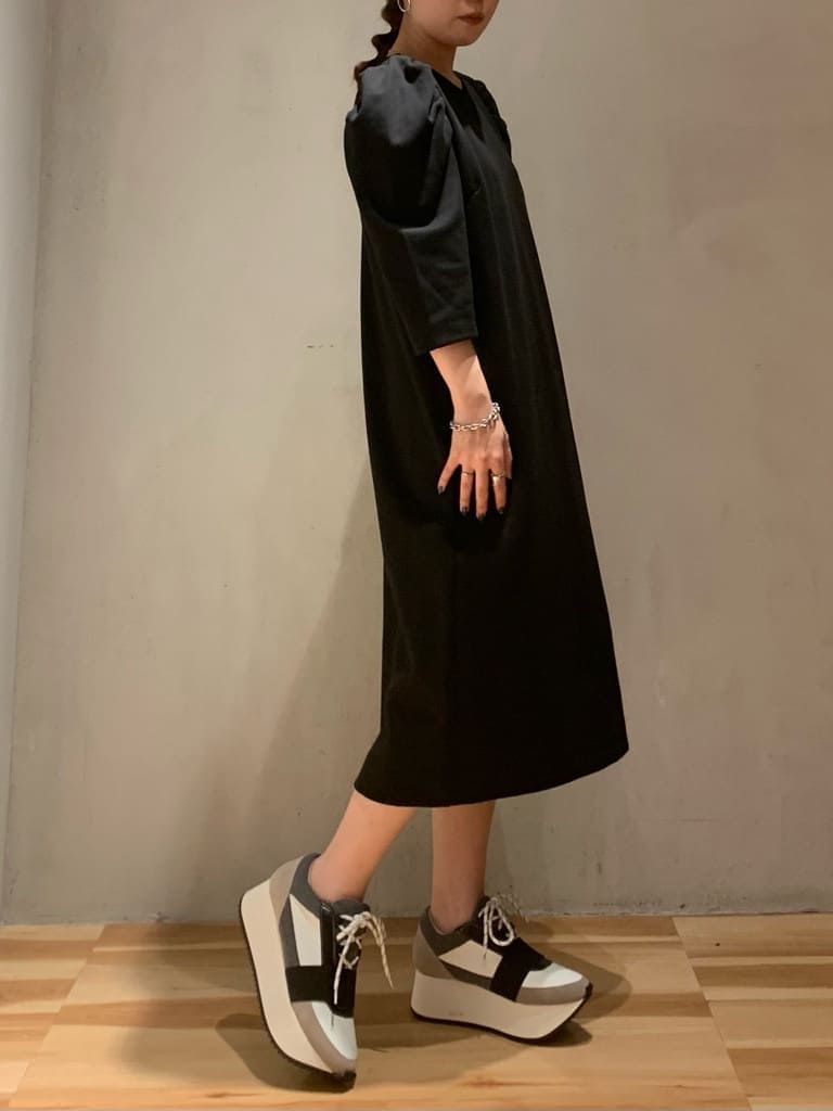 その他のスニーカー、ブラック系のワンピースを着用したレディースの夏コーディネートの3枚目の写真