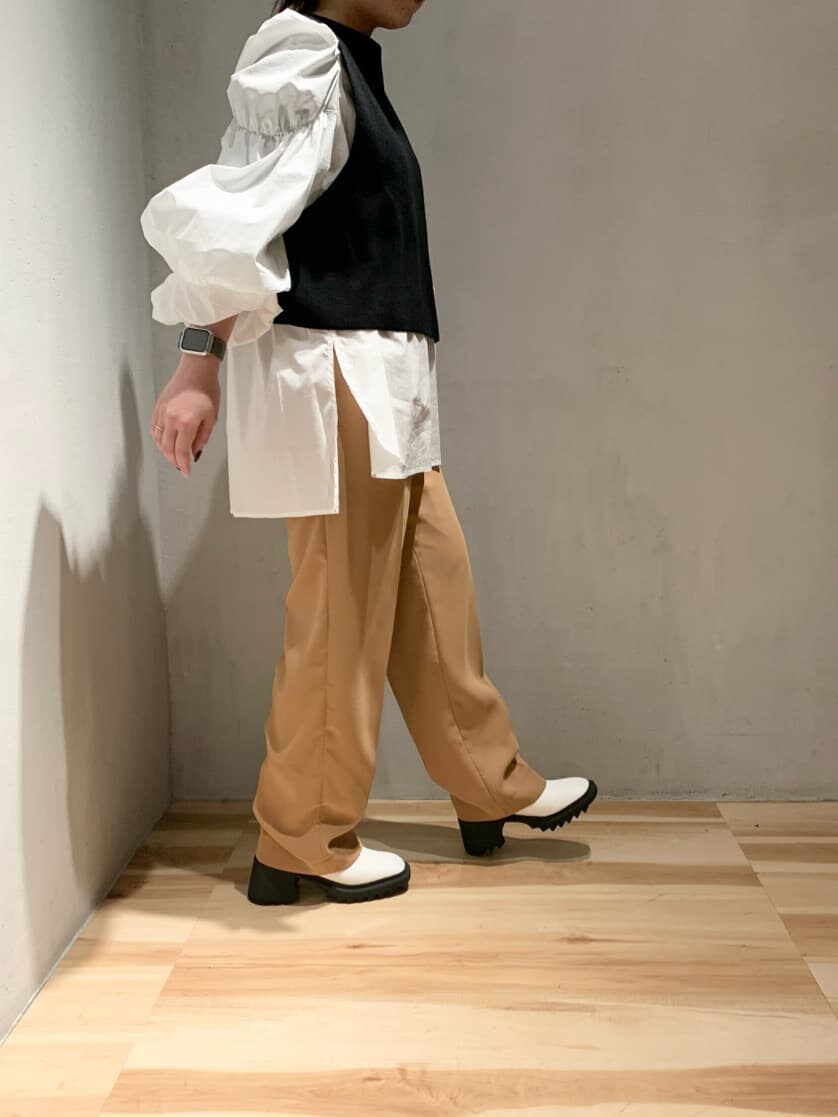 ホワイト系のブーツ、ホワイト系のニット/セーター、イエロー系のその他パンツを着用したレディースの冬コーディネートの5枚目の写真