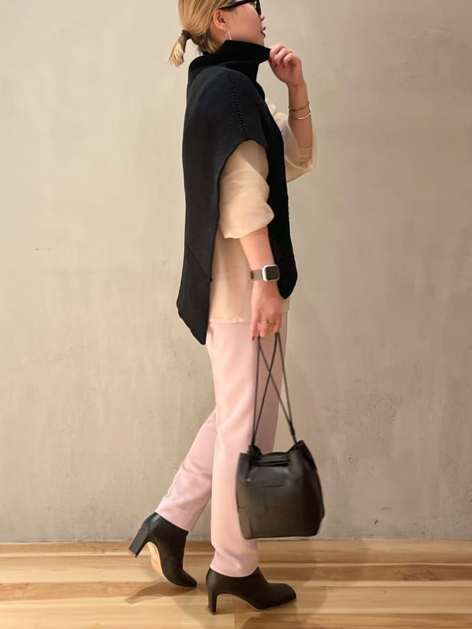 ブラック系のブーツ、ベージュ系のニット/セーター、ブラック系のワンピースを着用したレディースの秋コーディネートの2枚目の写真