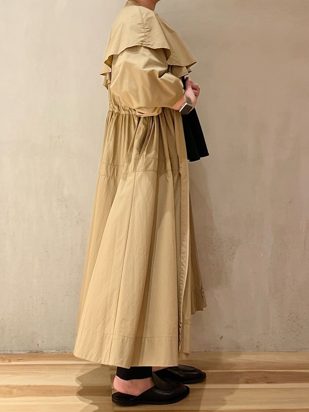 ベージュ系のトレンチコート、ブルー系のシャツ/ブラウス、ブルー系のその他パンツを着用したレディースの冬コーディネートの2枚目の写真