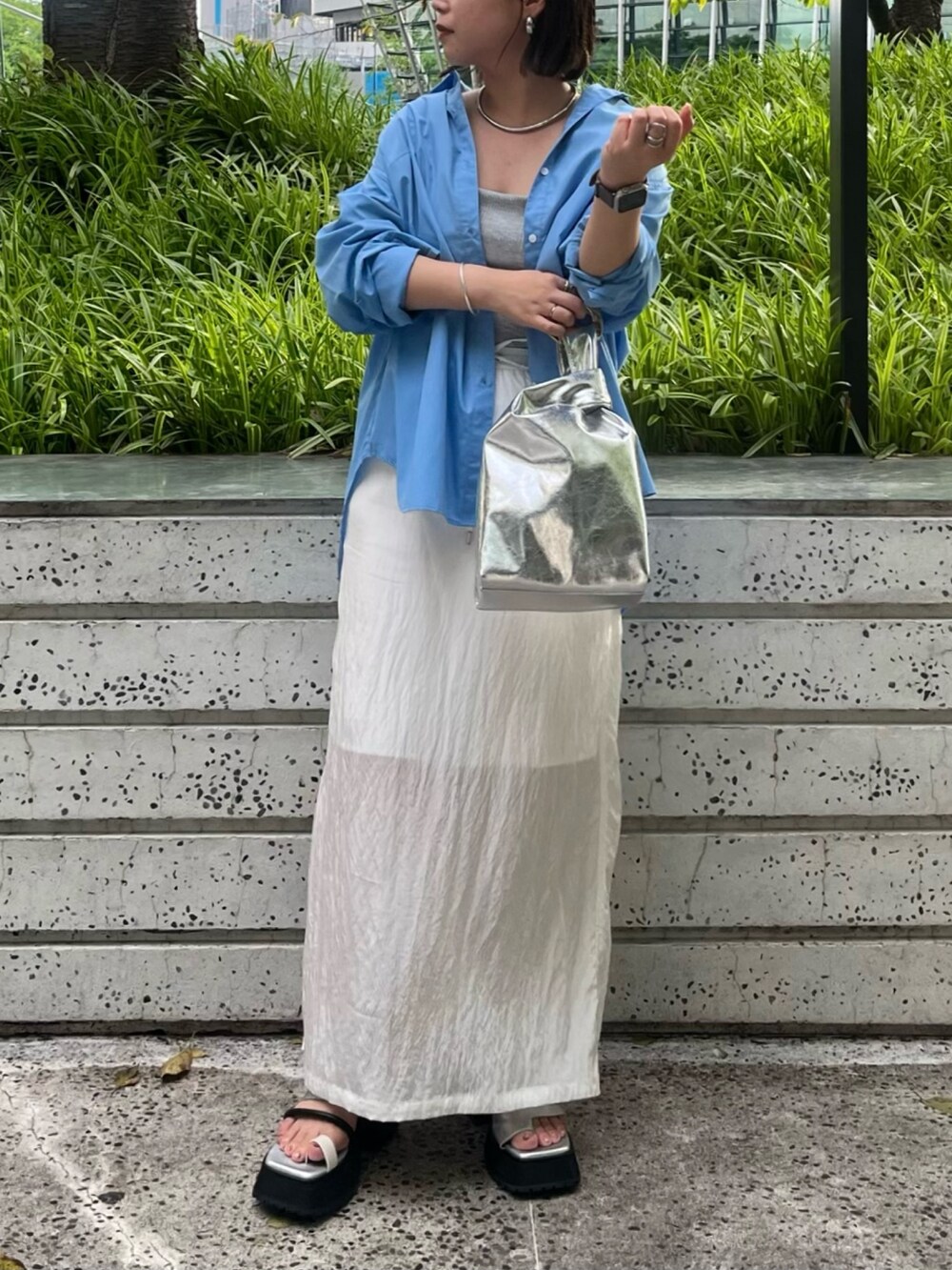 ブルー系のシャツ/ブラウス、ホワイト系のスカート、グレー系のタンクトップを着用したレディースの夏コーディネートの2枚目の写真