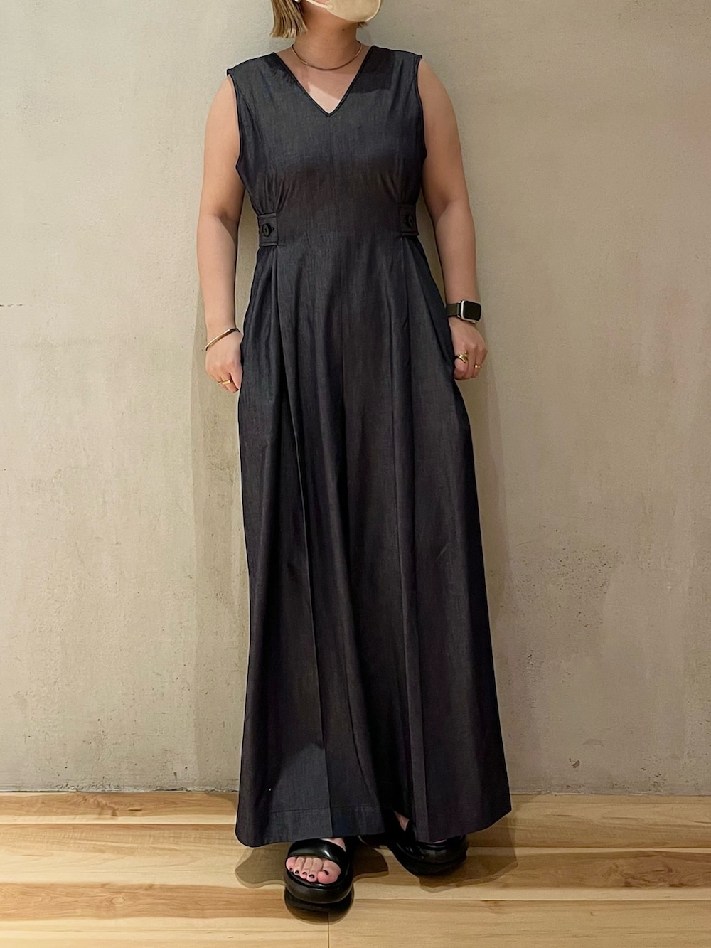 グリーン系のタンクトップ、ブルー系のつなぎ/オールインワン、ブラック系のサンダルを着用したレディースの夏コーディネートの3枚目の写真