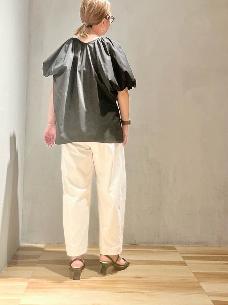 ブラック系のシャツ/ブラウス、ベージュ系のその他パンツ、ブラック系のサンダルを着用したレディースの春コーディネートの2枚目の写真